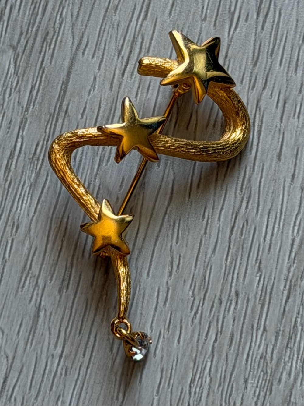 NW gold toned celestial shooting star with small gem brooch pin